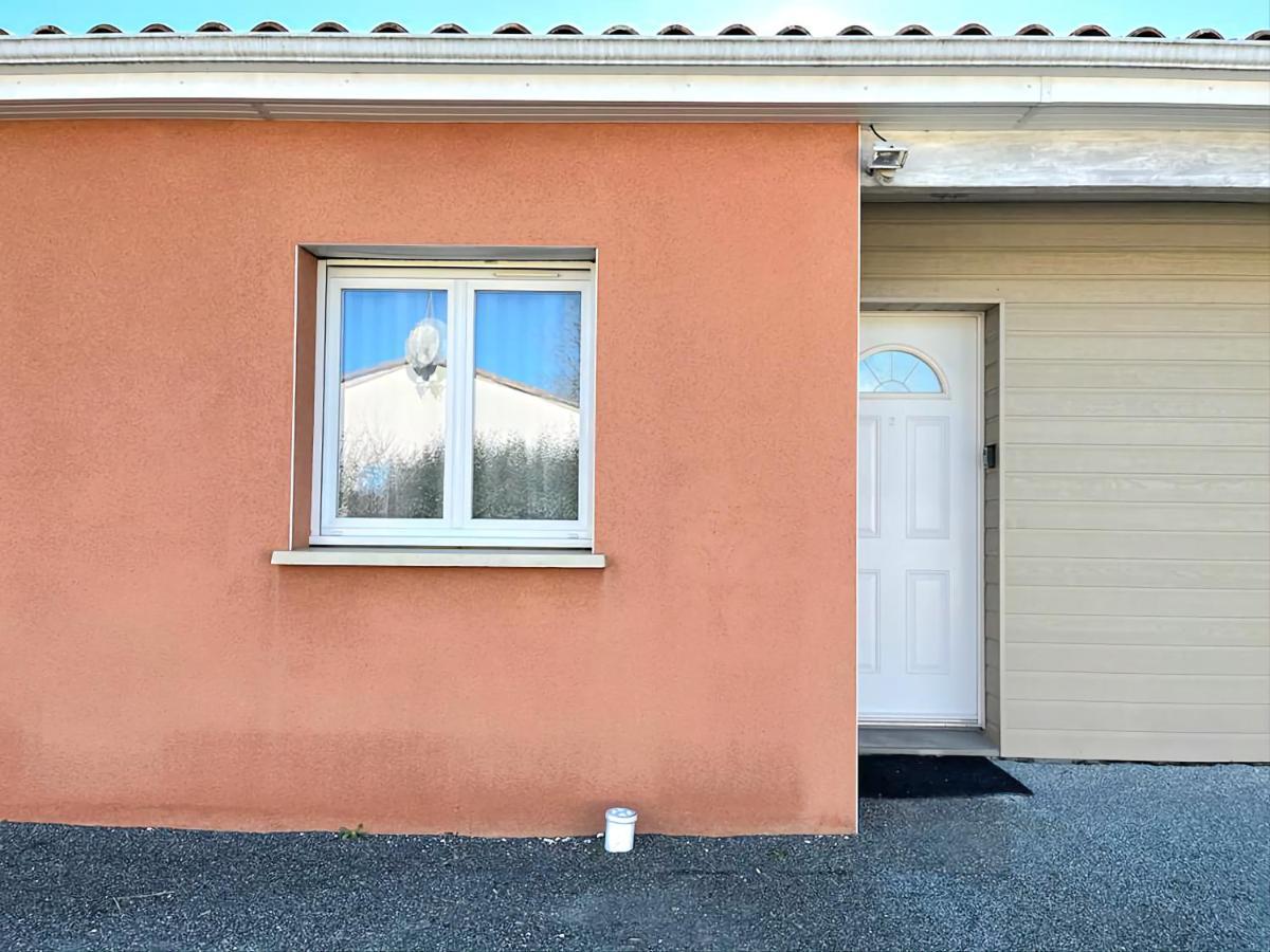Logement Thermale Et De Tourisme Les Acacias 2 Жонзак Екстер'єр фото
